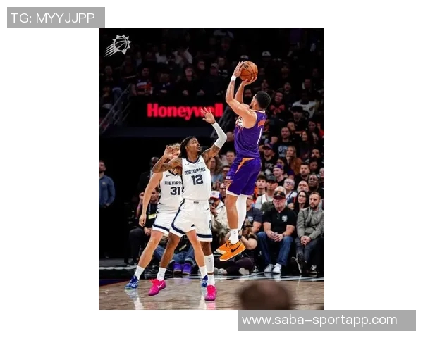 布克第三节状态火热10投6中狂砍16分4篮板4助攻连得12分助力球队反击