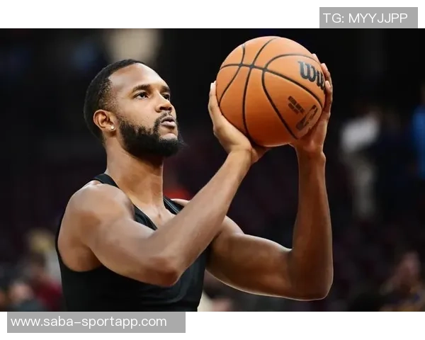 小莫布里首秀表现亮眼18分钟内贡献12分6板2助助力球队胜利