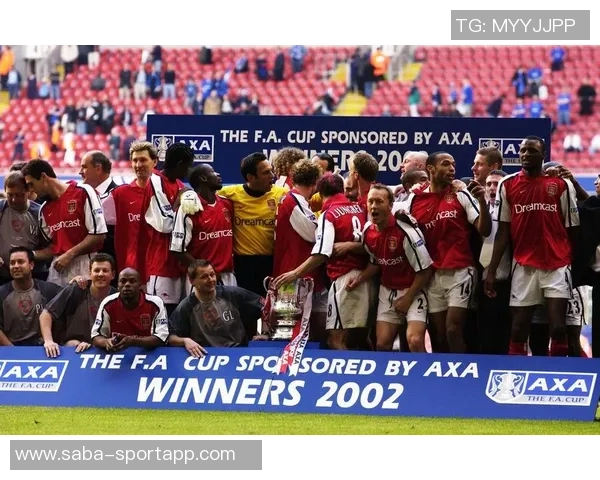 维尼修斯在阿森纳基地训练期间与枪手青训小将亲密合影留念