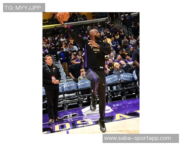 詹姆斯今日穿搭展示肯塔基大学LeBron23PE再掀篮球潮流热潮 詹姆斯今日穿搭展示肯塔基大学LeBron23PE再掀篮球潮流热潮